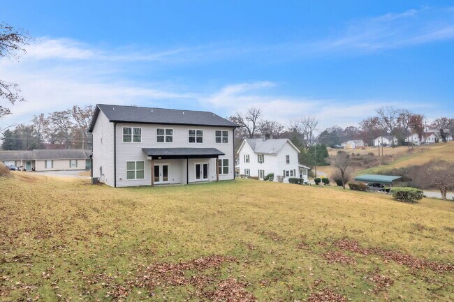 Building Photo - Updated 3-Bedroom, 2.5-Bathroom Townhome Gem in Landrum