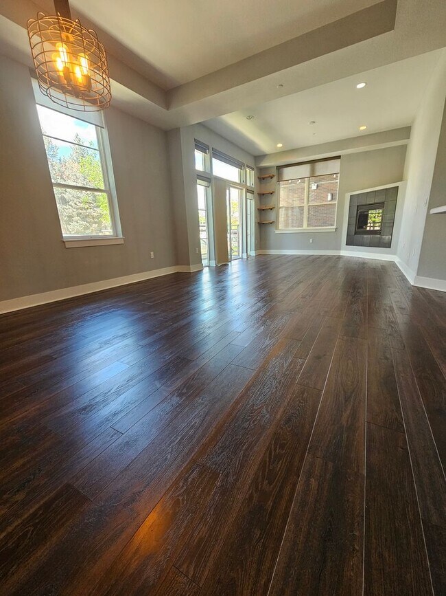 Building Photo - Congress Park High Rise Living! Huge Main Floor 2 Bed 2 Bath