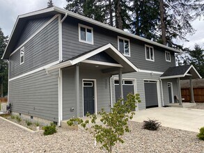 Building Photo - **SPRING SPECIAL- $200 off first months rent**  3 Bedroom Duplex in Veneta