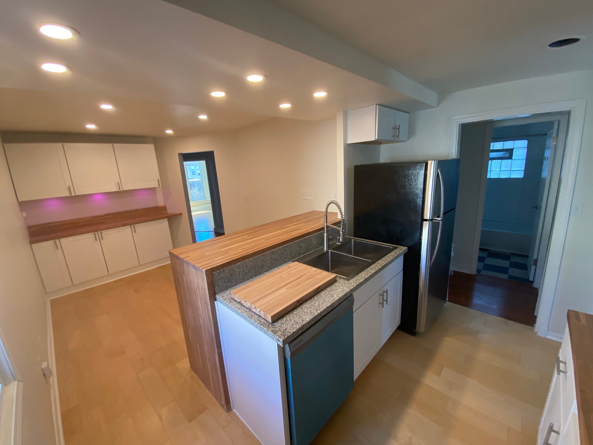 Building Photo - 2547 N Oakland Ave