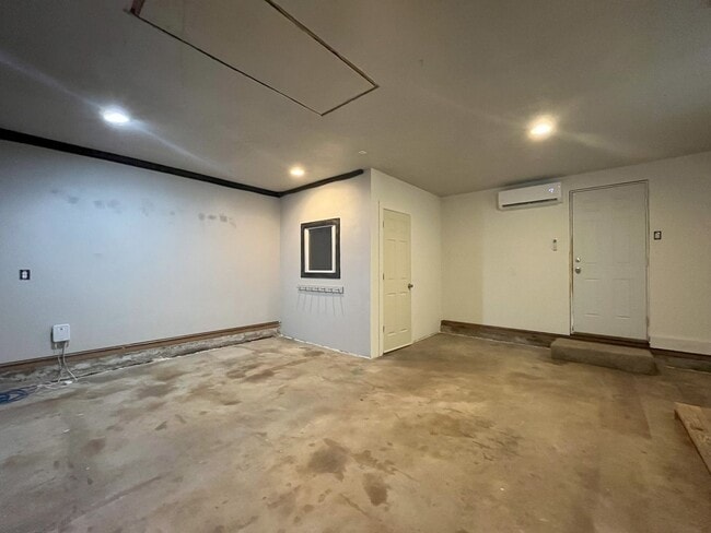 Building Photo - Spacious Yet Cozy 3BR/2BA Home with Garage...