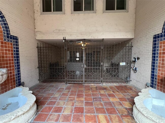 Building Photo - 505 W 7th St