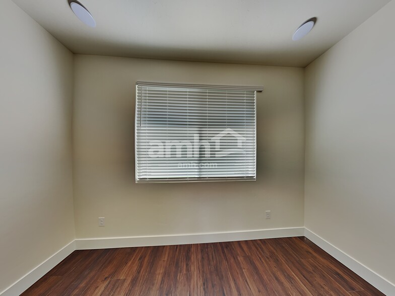 Building Photo - 1366 N Barkvine Ave