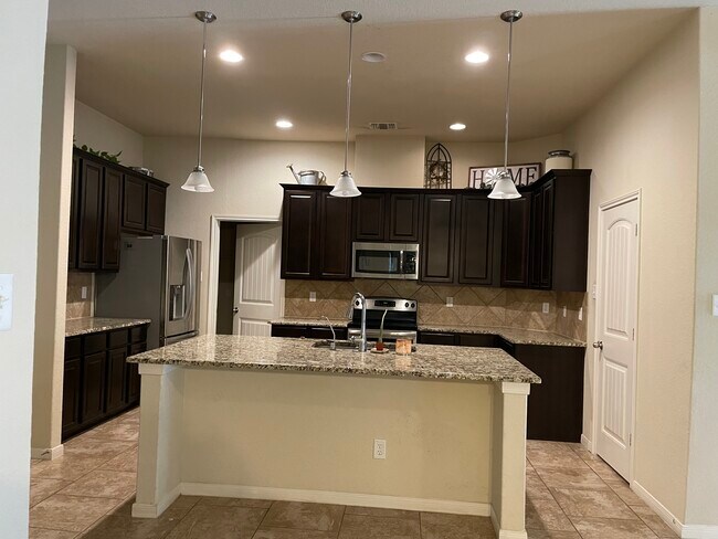 Building Photo - 835 Highland Vis