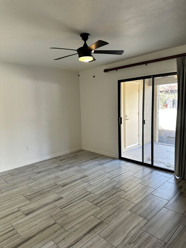 Building Photo - Townhome in Desirable Sunrise Presidio