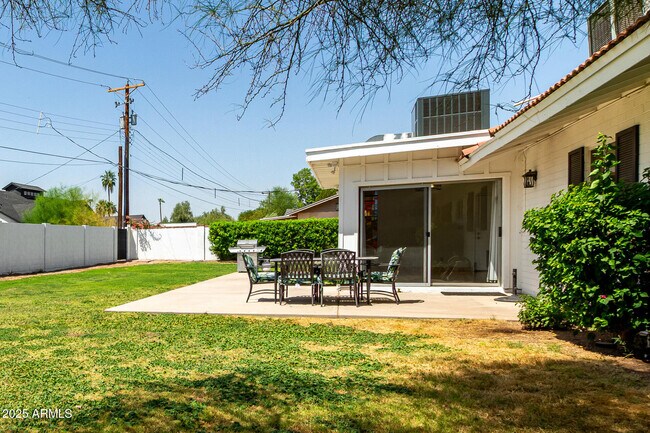 Building Photo - 6925 E Rancho Vista Dr