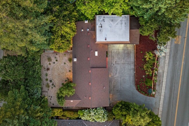 Building Photo - Spacious Menlo Park Retreat with 6 Bedroom...