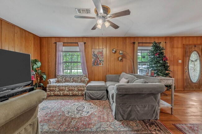 Building Photo - AVAILABLE NOW--- 3 Bed, 1.5 Bath in Eastgate