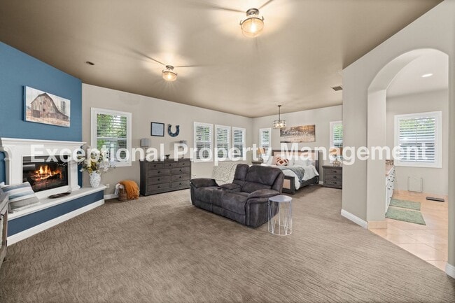 Building Photo - Amazing Executive Estate!