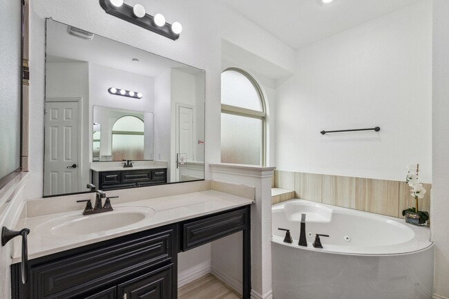 Building Photo - Luxurious in Little Elm
