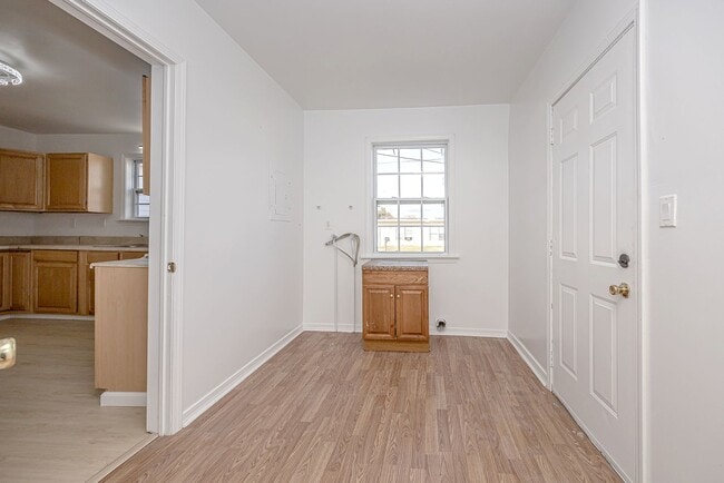 Building Photo - ADORABLE HOME FOR RENT