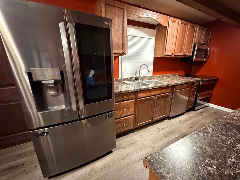 Building Photo - 933 E 13th St