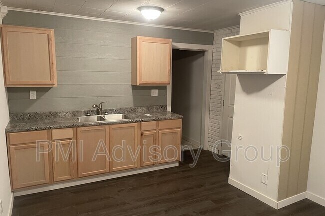 Building Photo - 3336 SE Girard St