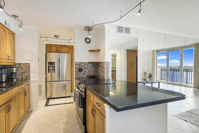 Building Photo - 2121 N Ocean Blvd