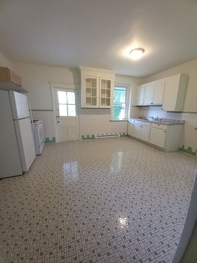 Building Photo - Newly Renovated 3 Bedroom House