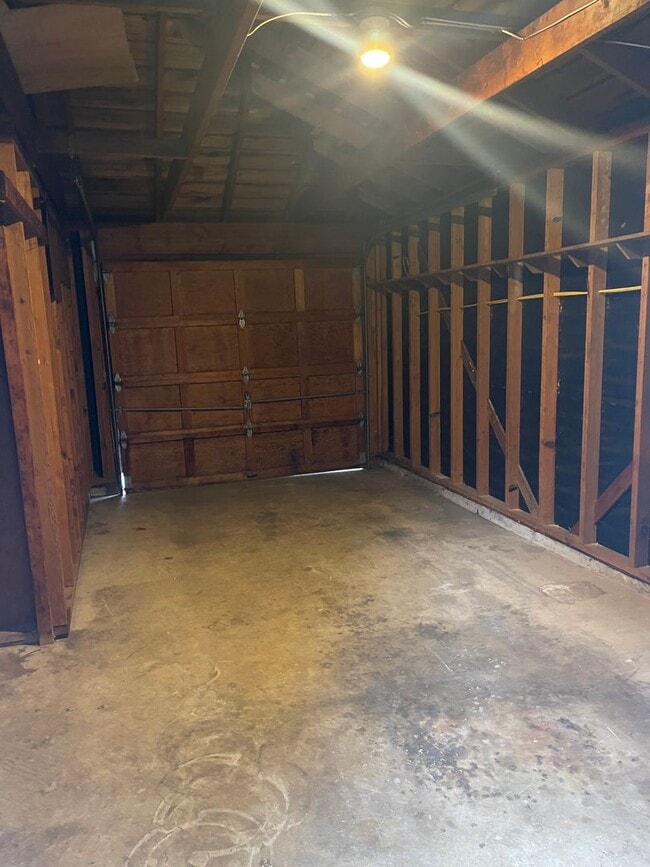 Building Photo - Beautiful 2 Bed, 1 Bath Duplex in SW Portland! Enjoy Private Yard, Spacious Floorplan in a Great ...