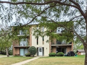 Building Photo - 9817 Treetop Dr