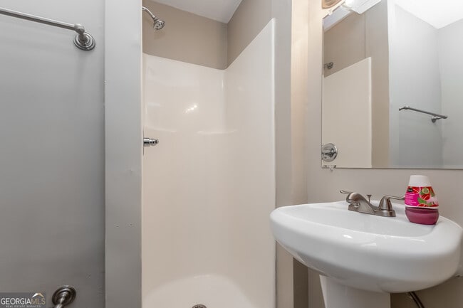 Building Photo - 742 King Rd