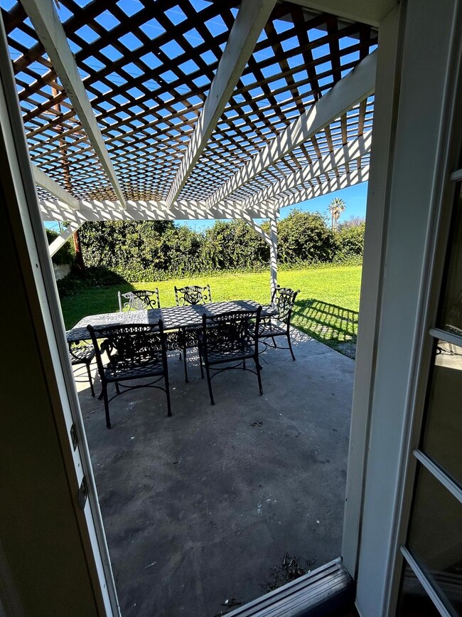 Building Photo - Spacious 4-Bed, 2-Bath Home with a Large Backyard in Prime West Hills!