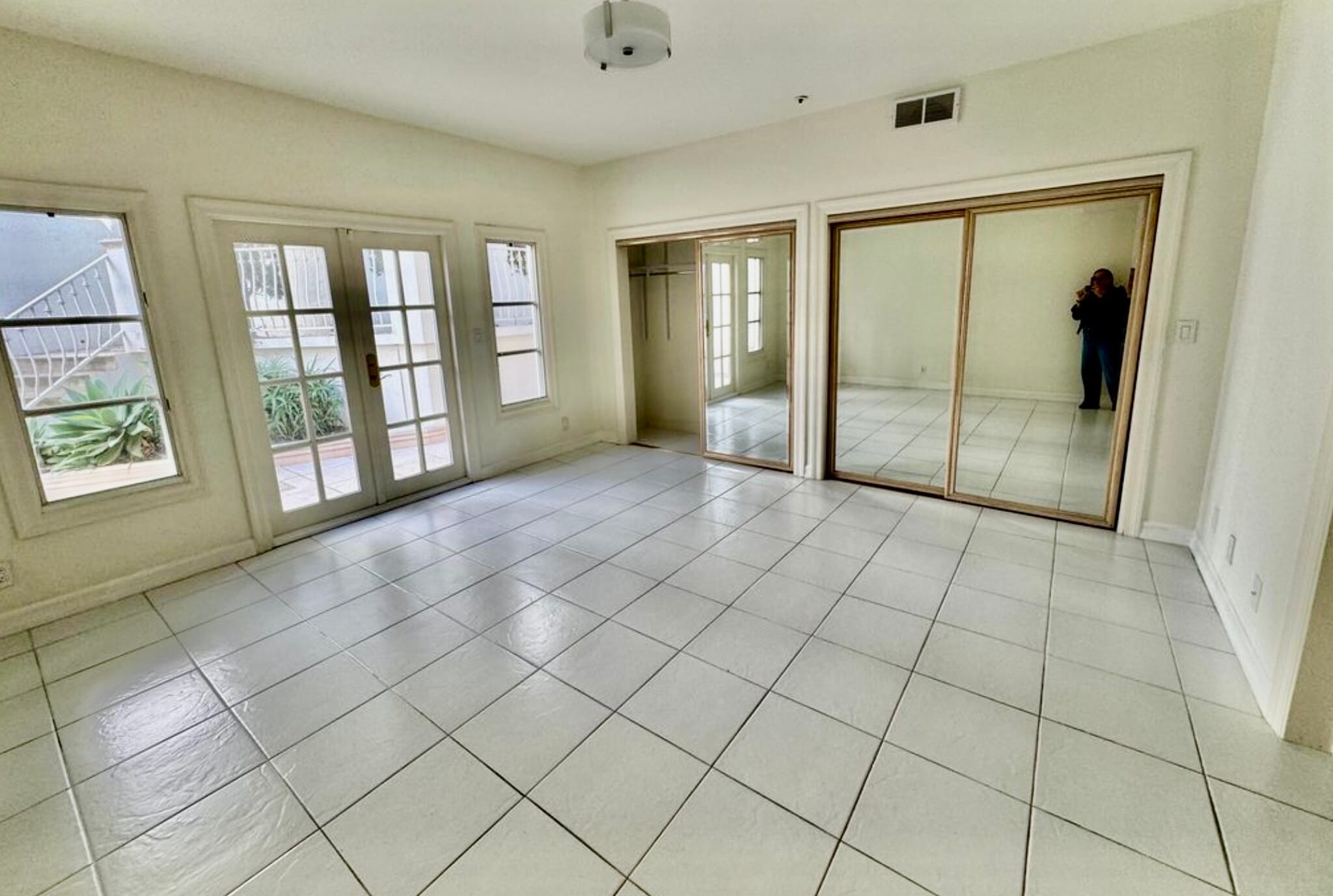 Building Photo - 2618 N Vermont Ave