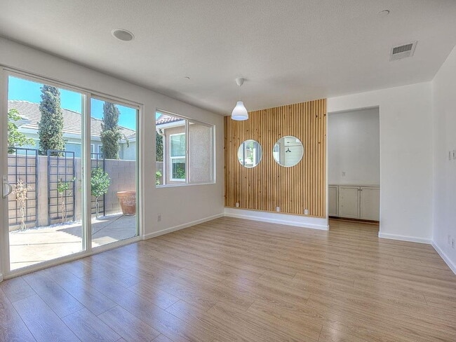 Building Photo - Clean and Spacious 3 Bedroom 2.5 Bathroom Home