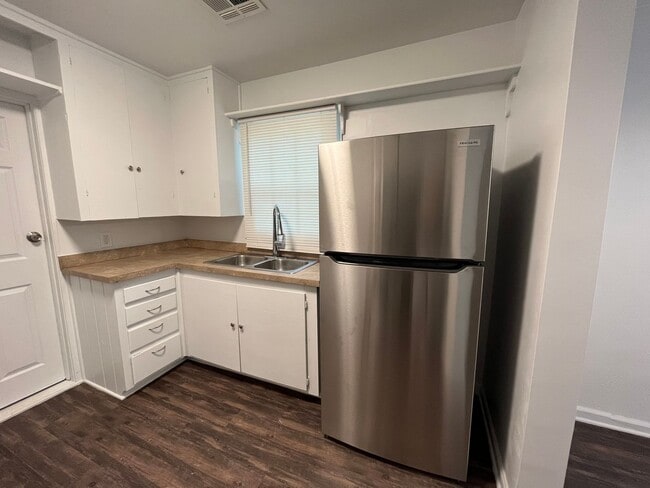 Building Photo - Adorable 2 bedroom 1 bathroom home with a garage!