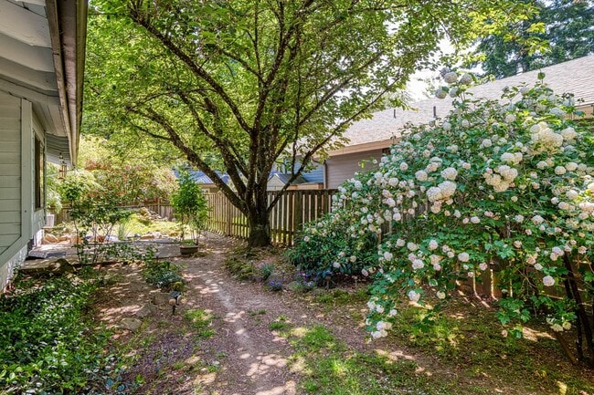 Building Photo - Contemporary One-Level 2 Bed/1 Bath Tranquil Retreat
