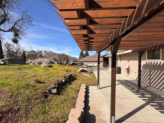 Building Photo - Beautiful Stallion Springs Home With A View!