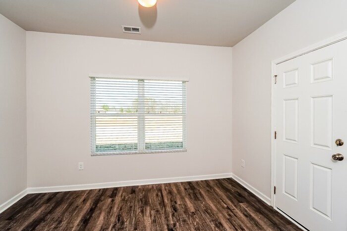 Building Photo - 60 Cottage Ln