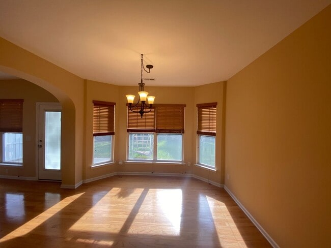 Building Photo - Move-in Ready 3 bed, 2.5 bath home located...