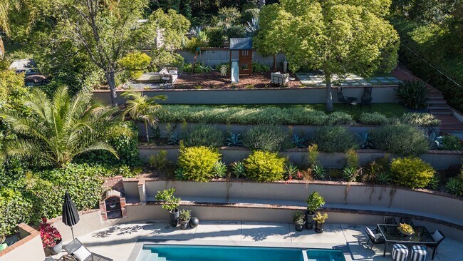 Building Photo - S of the Blvd - upgraded 4+3 w/pool + views!