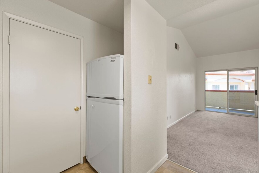 Building Photo - 6967 Stagecoach Dr
