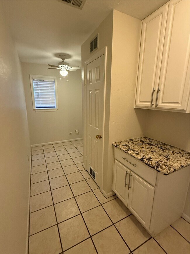 Building Photo - 6810 Redwood Falls Dr