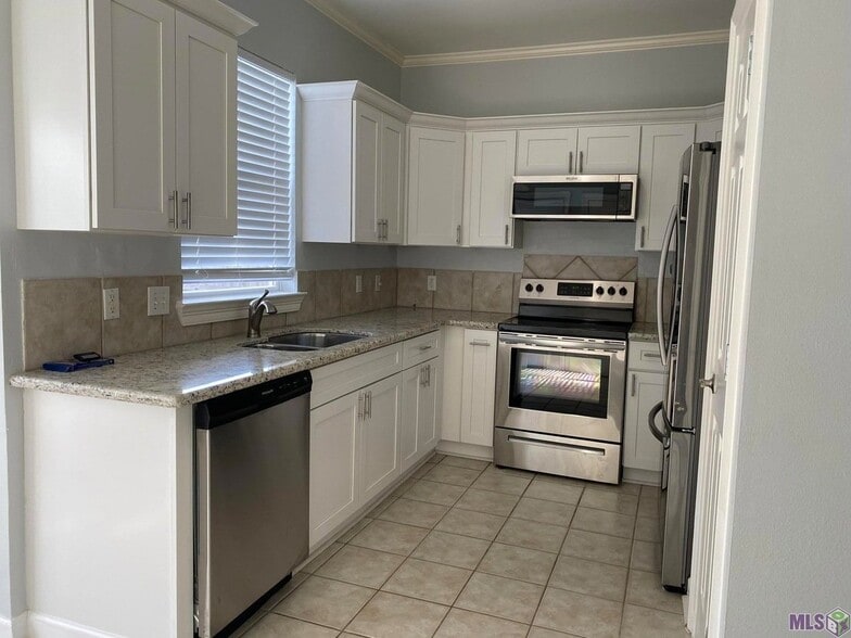 Building Photo - 39021 Prairie S Dr