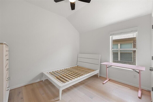 Building Photo - 450 Blossom Vly Strm