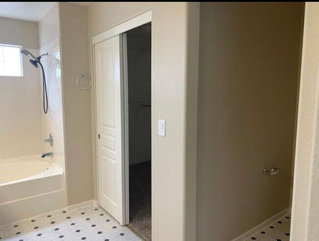 Building Photo - 3200 Fairlands Ct