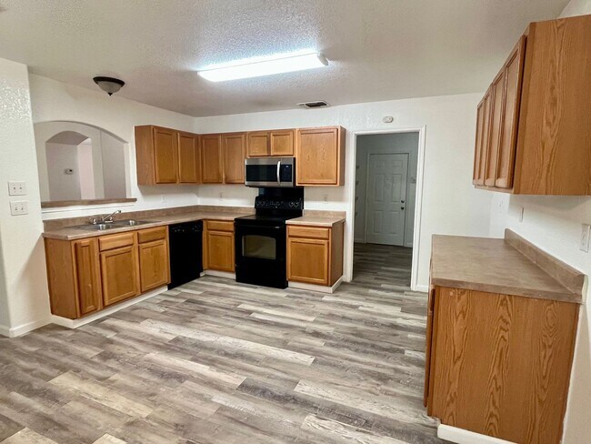 Building Photo - Large 4 bedroom/2.5 bath conveniently located to Lackland AFB! Move-in Ready!