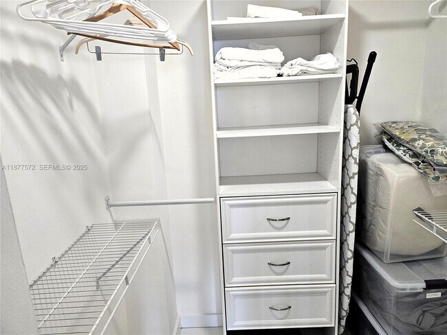 Building Photo - 5161 Collins Ave