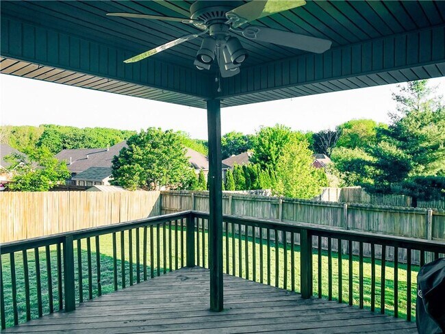 Building Photo - 407 NW Saddlebrook Dr