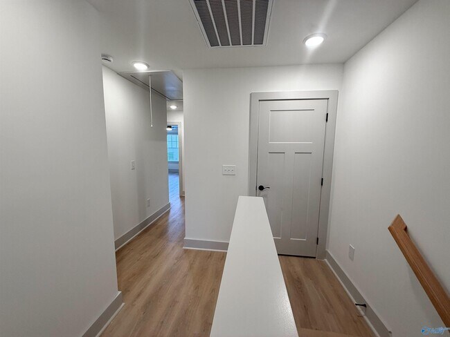 Building Photo - 18 Whispering Oak Dr SW