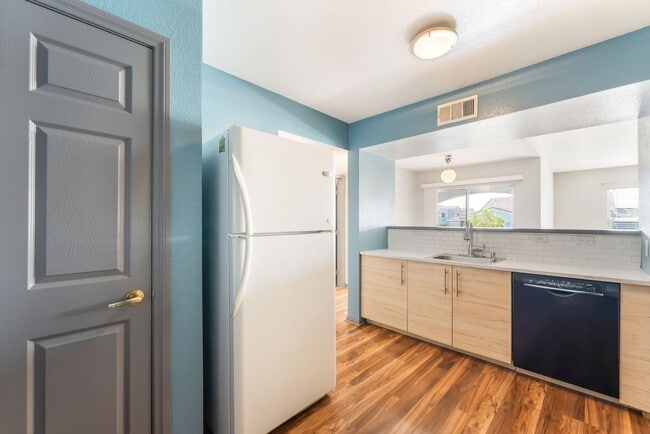 Building Photo - Beautifully Remodeled 2 bedroom Condo!