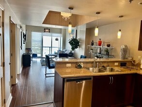 Building Photo - Hi Rise One Bedroom Condo