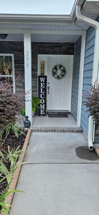 Building Photo - 206 New Iris Ln