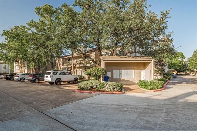 Building Photo - 1100 Augusta Dr