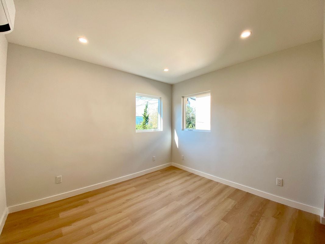 Building Photo - 3207 W 3rd St