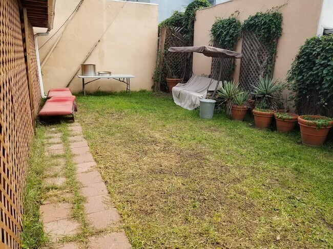 Building Photo - 464 N Orange Grove Ave