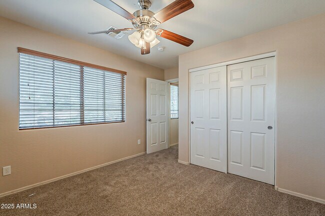 Building Photo - 519 E Rainbow Dr