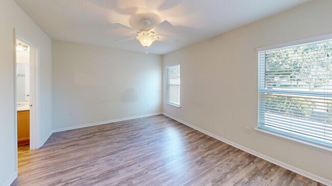 Building Photo - LOCATION! LOCATION! LOCATION!