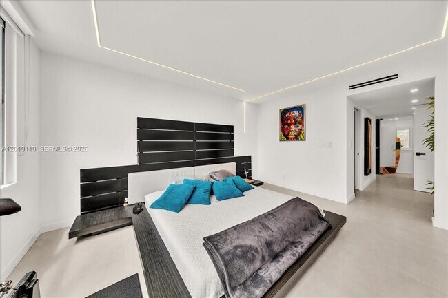 Building Photo - 1147 Hillsboro Mile