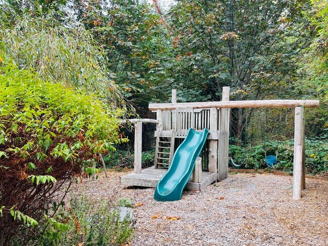 Building Photo - Gorgeous Bainbridge Estate available now.....